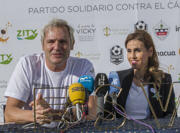 Santiago Cañizares junto a Laura García Marcos, presidenta de la fundación.