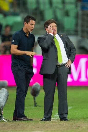 Y precisamente ahí surgía un escándalo: Miguel Herrera publicaba un tweet en apoyo al Partido Verde en plena veda electoral, lo que le acarrearía problemas y críticas de los aficionados y la prensa deportiva.