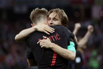Rakitic y Modric se abrazan tras ganar a Argentina.