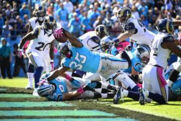 Mike Tolbert de los Carolina Panthers anota un touchdown en el encuentro ante los St. Louis Rams.