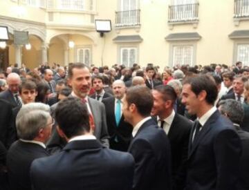  Miembros del equipo del Atlético de Madrid, Gabi, Enrique Cerezo, Simeone, Godín y Raúl García con el Rey Felipe VI. 