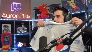 AuronPlay recibe regalo de Millonarios