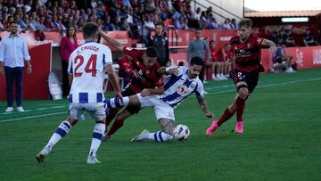Miguel de la Fuente pugna con Tachi por hacerse con el balón en el partido entre Mirandés y Leganés.