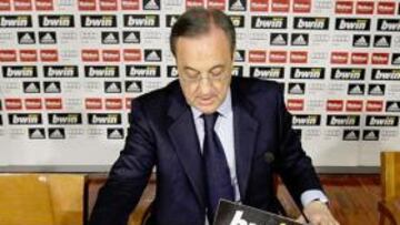 <b>EXPECTACIÓN. </b>Florentino leyó un comunicado y luego atendió a las preguntas de los periodistas.