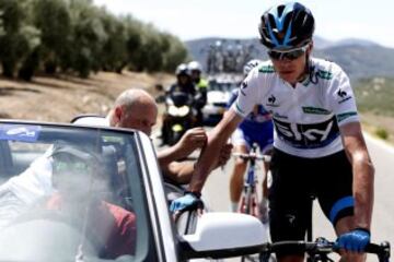 El ciclista británico del equipo Sky, Christopher Froome, es atendido en carrera tras sufrir una caída en la séptima etapa de la Vuelta Ciclista a España 2014.