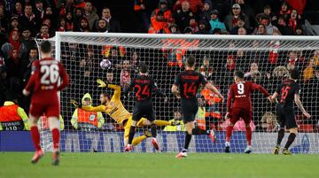 2-1. Roberto Firmino marc¨® el segundo gol.
