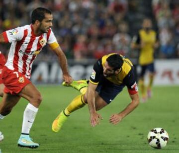 Jose Antonio Garcia Rabasco del Almería lucha por el balón con Raúl García jugador del Atlético de Madrid