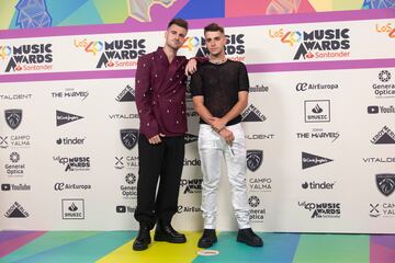 Adexe y Nau a su llegada al photocall de LOS40 Music Awards.