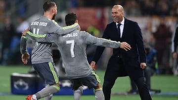 Real Madrid's Portuguese forward Cristiano Ronaldo (C) celebrates with Real Madrid's defender Sergio Ramos and Real Madrid's French coach Zinedine Zidane after scoring during the UEFA Champions League football match AS Roma vs Real Madrid on Frebruary 17, 2016 at the Olympic stadium in Rome.     AFP PHOTO / ALBERTO PIZZOLI / AFP / ALBERTO PIZZOLI