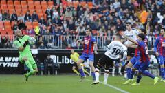 Dmitrovic, en Mestalla, haciendo una parada tras disparo de Rodrigo.