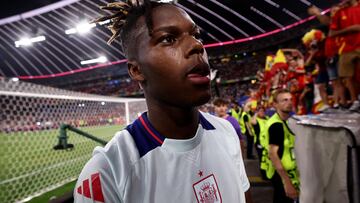 Munich (Germany), 09/07/2024.- Nico Williams of Spain celebrates with their supporters after winning the UEFA EURO 2024 semi-finals soccer match between Spain and France in Munich, Germany, 09 July 2024. (Francia, Alemania, España) EFE/EPA/ANNA SZILAGYI
