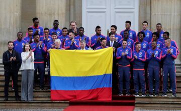 El equipo José Pékerman asistió a un evento presidencia para recibir el pabellón nacional. El sábado estará partiendo a Italia para continuar con la preparación al Mundial de Rusia. 