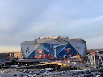 Panorámica del exterior del Mercedes-Benz Stadium donde se jugará la final. 