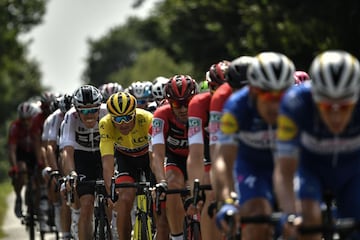 El belga Greg Van Avermaet, vistiendo el maillot amarillo de líder general.