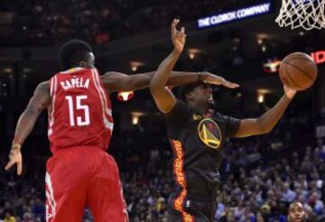 Harrison Barnes lucha por el rebote con Clint Capela.