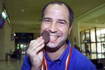 Imbroda posa con la medalla de bronce conseguida al frente de España en el Europeo de Turquía 2001. 