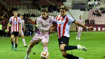 LOGROÑO 04/12/2024.- El delantero del Girona, Portu (i), disputa el balón ante el defensor de la UD Logroñés durante el encuentro correspondiente a la segunda ronda de la Copa del Rey que disputan hoy miércoles en el Estadio Municipal de Las Gaunas, en la capital riojana. EFE/ Raquel Manzanares.