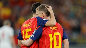 SEVILLA, 18/11/2025.- Los jugadores de la selección española, Dani Olmo y Pau Cubarsi, celebran el primer gol del combinado español durante el encuentro correspondiente a la fase de clasificación para el Mundial 2026 que disputan hoy martes España y Turquía en el estadio de La Cartuja, en Sevilla. EFE / José Manuel Vidal.