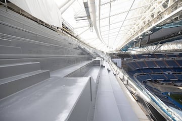 Las obras de remodelación del estadio del Real Madrid siguen su curso sin descanso a pocos meses de su inauguración. El club blanco presentado nuevas instantáneas del interior y de la fachada del estadio.