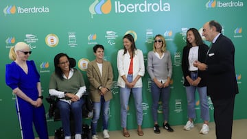 Las deportistas olímpicas y paralímpicas María Pérez, Teresa Perales, Susana Rodríguez, Sara Sorribes, Elena Congost y Laura Ester, junto a Ignacio Galán, presidente de Iberdrola.