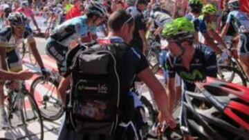 <b>CAOS. </b>Auxiliares y ciclistas bloquean la línea de meta.