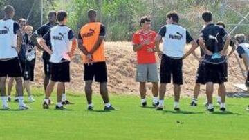 <b>100 MINUTOS DE ENTRENAMIENTO. </b>Mendilibar programó una sesión más larga de lo habitual. El técnico, como siempre, estuvo encima de los movimientos de los jugadores.