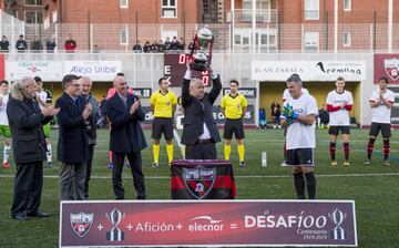 El Arenas Club recibió de Luis Rubiales, presidente de la RFEF, una réplica de la Copa del Rey ganada en 1919 al  Barcelona por 5 goles 2 en la final jugada en Madrid. En 1937, durante la Guerra Civil y a causa de un incendio, el trofeo desapareció de las vitrinas del club vizcaíno. Cien años después vuelve a las vitrinas del equipo de Getxo.
Franqui Egusquiaguirre, presidente del Arenas, con el trofeo.
