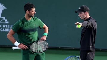 INDIAN WELLS, CALIFORNIA - MARCH 06: Novak Djokovic of Serbia and his coach Andy Murray working on his serve during a practice session at the BNP Paribas Open at Indian Wells Tennis Garden on March 06, 2025 in Indian Wells, California. Clive Brunskill/Getty Images/AFP (Photo by CLIVE BRUNSKILL / GETTY IMAGES NORTH AMERICA / Getty Images via AFP)
