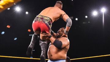 Keith Lee ataca a Dominik Dijakovic durante NXT.