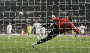 Xabi Alonso marcó su primer gol con el Real Madrid el 21 de febrero de 2010, fue en el partido de Liga frente al Villarreal.