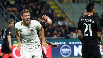 Milan (Italy), 07/05/2017.- Roma&#039;s forward Edin Dzeko (L) celebrates after scoring the 1-0 lead during the Italian Serie A soccer match between AC Milan and AS Roma at Giuseppe Meazza Stadium in Milan, Italy, 07 May 2017. (Italia) EFE/EPA/MATTEO BAZZI