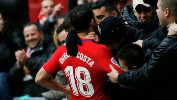 Diego Costa celebra su gol con los aficionados. 