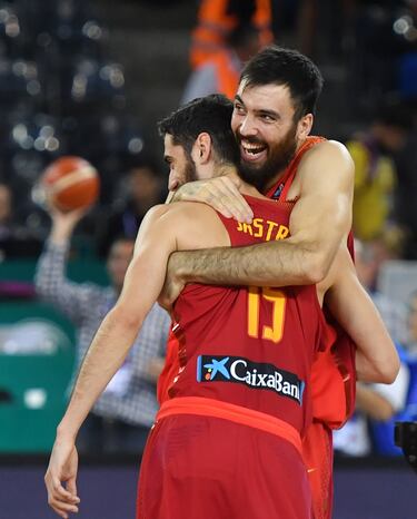Pierre Oriola y Sastre celebrando el triunfo espa?ol. 
