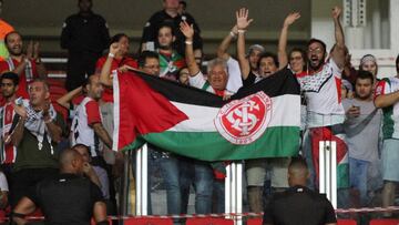 Futbol, Internacional vs Palestino  Copa Libertadores 2019  Hinchas de Palestino alientan a su equipo durante el partido del grupo A de la Copa Liberatadores contra Internacional disputado en el estadio Beira-Rio de Porto Alegre, Brasil.  09/04/2019  Max Peixoto/Dia Esportivo/Photosport   Football, Internacional vs Palestino  2019 Copa Libertadores Championship  Palestino's fans cheer their team during the group A of the Copa Libertadores Championship against Internacional held at the Beira-Rio stadium in Porto Alegre, Brazil.  09/04/2019  Max Peixoto/Dia Esportivo/Photosport