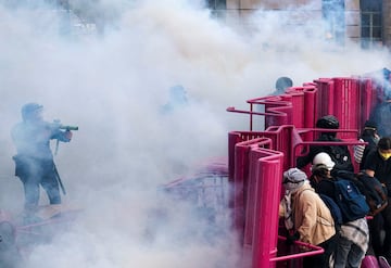 La policía dispersa a los manifestantes después de que bloquearon una calle con una barricada durante una protesta contra las redadas federales de inmigración en el centro de Los Ángeles.