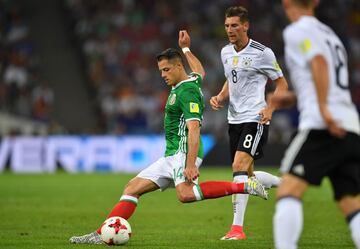 Javier Hernándezdispara de zurda.