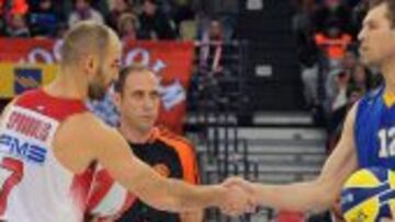 Spanoulis saluda a Monya antes del comienzo del partido.