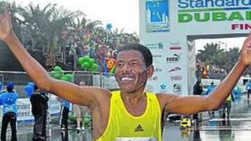 <b>SONRISA BAJO LA LLUVIA. </b>Gebre saluda tras llegar a la meta.