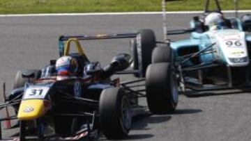 <b>DUELO EN PISTA. </b>Sainz Jr. (31) y Juncadella (96) lucharon en Spa.
