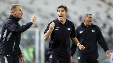 Futbol, O'Higgins vs Universidad Catolica
Cuartos de Final Copa Chile 2013.
El entrenador O'Higgins  Eduardo Berizzo, centro, protesta contra el arbitro durante el partido de primera división jugado contra Universidad Catolica en el estadio Monumental.
14/11/2013
Santiago, Chile.
Martin Thomas/Photosport*****************************

Football, O'Higgins vs Universidad Catolica
Quarter Finals Copa Chile 2013.
O'Higgins's manager  Eduardo Berizzo, center, protests against the referee during a first division football match played against Universidad Catolica at the Monumental stadium.
14/0112013
Santiago,Chile
Martin Thomas/Photosport