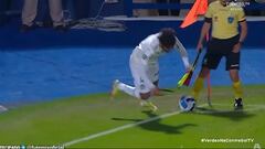 El córner más insólito del año: pateó al juez de línea y terminó en el piso