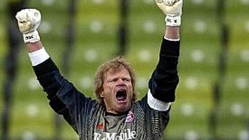 <b>VICTORIA</B>. El Bayern ganó al Wolfsburgo por 2-0 y Kahn recibió el cariño de la afición y de sus compañeros.