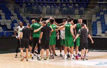 Ibon con sus jugadores en plena sesión de trabajo.