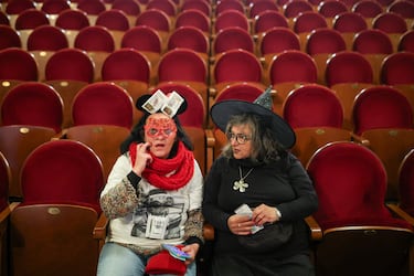 Mujeres esperan el inicio del Sorteo Extraordinario de Navidad de la Lotería Nacional.