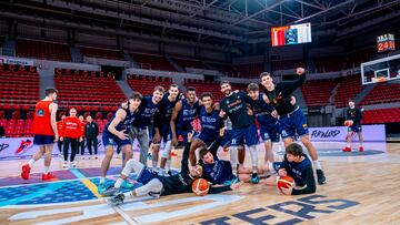 Langarita, Juancho, Abalde, Sima, Saiz, Rubio, Jordi Rodríguez, Pradilla (arriba), Jaime Fernández, Parra y De Larrea (abajo), en un entrenamiento de la Selección.