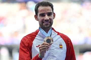 Álvaro Martín recibió su medalla de bronce en 20 km marcha.