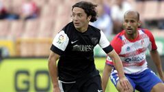 Iturra, del M&aacute;laga, y Mikel Rico, en el Granada en un partido de LaLiga en 2013. 