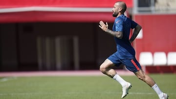 Aleix Vidal, sobre el césped.