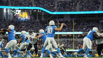 A general overall view as Los Angeles Chargers quarterback Justin Herbert (10)