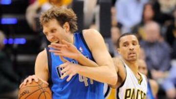 Dirk Nowitzki (41) y George Hill (3) disputan una pelota esta pasada madrugada.